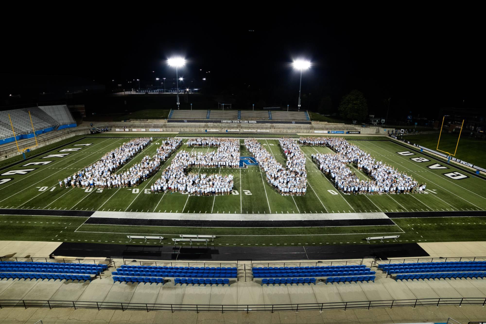 2026届的班级照片——学生们聚集在足球场上，形成GVSU字母的形状